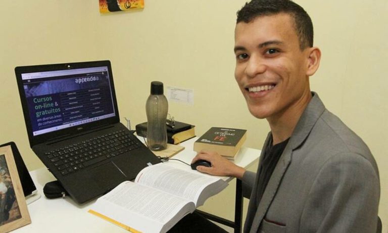 MEC abre vagas em mais de 100 cursos on-line e de graça