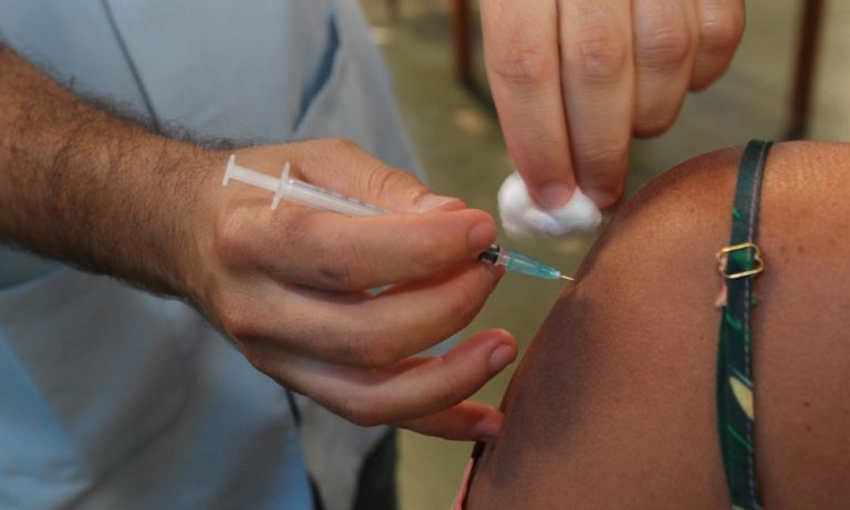 Mais de 8 mil vagas abertas para vacinação contra gripe e covid em Vitória