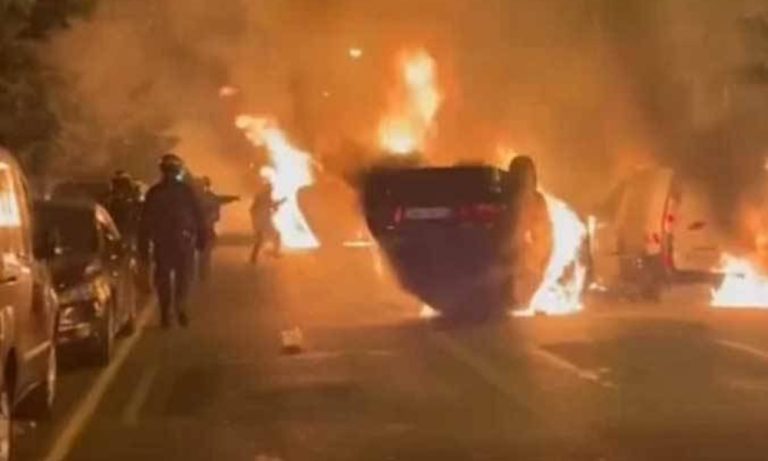Manifestantes queimam escolas e delegacias em protesto por morte de jovem