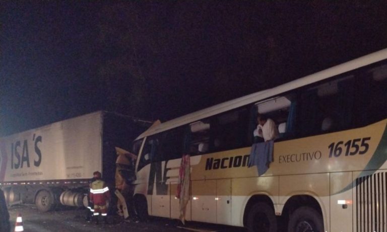 Motorista morre e 11 ficam feridos em acidente entre ônibus e caminhão no ES