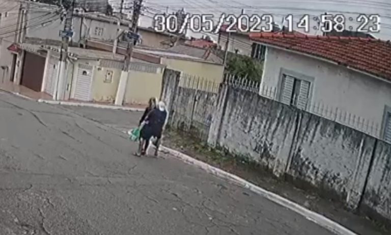 Mulher é atacada por trás na rua de casa em SP, e vídeo flagra agressor