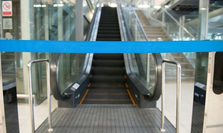 Mulher prende o pé em escada rolante em aeroporto e tem a perna amputada