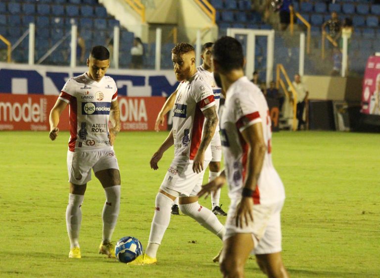 Náutico vacila e cede empate no finalzinho