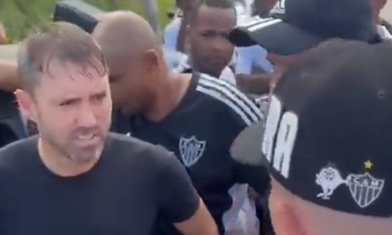 Organizada do Atlético-MG cobra Coudet em protesto após eliminação