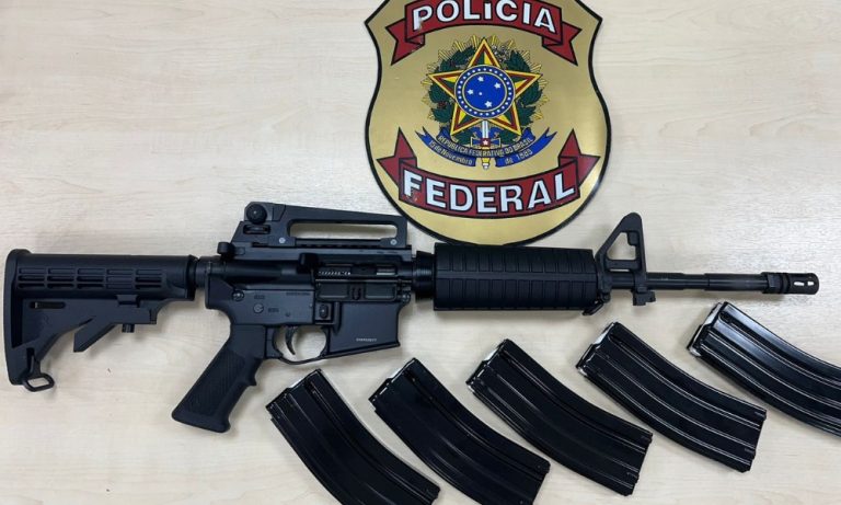 PF apreende fuzil entregue por transportadora na casa de traficante do ES