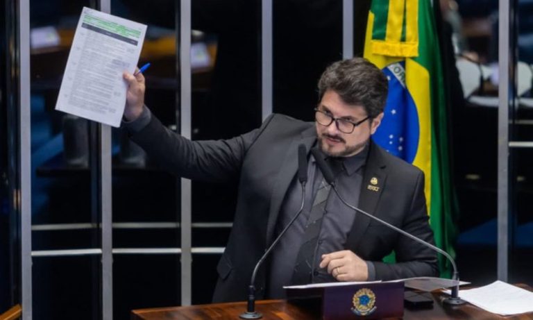 PF faz busca e apreensão em endereços de senador Marcos do Val