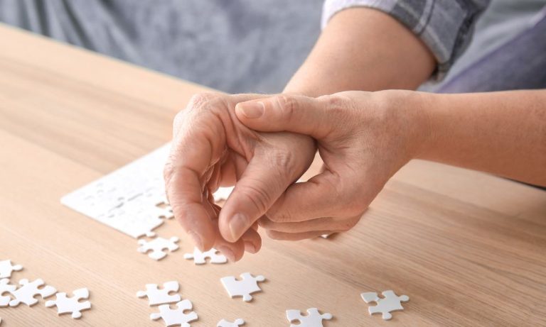 Paciente gasta com Parkinson até 49% do salário mesmo com tratamento no SUS