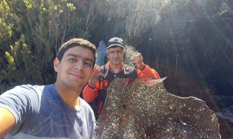 Pai e filho registram cachoeira congelada no Caparaó capixaba