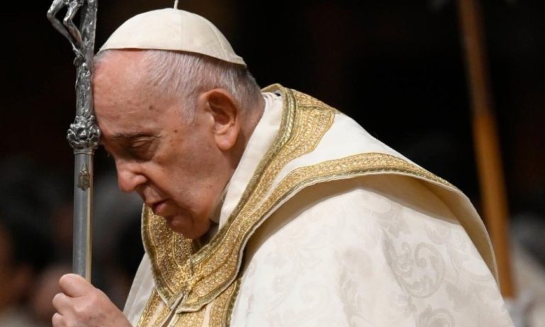 Papa Francisco se recupera bem após cirurgia, diz Vaticano