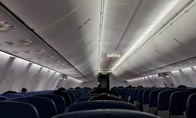 Piloto é preso por tentar conduzir avião embriagado e voo é cancelado