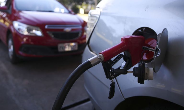 Preço da gasolina fica estável nos postos após duas quedas