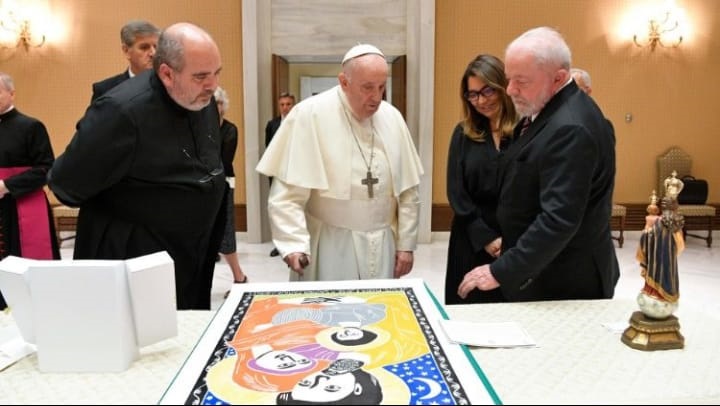 Presidente Lula presenteia o papa com obra de pernambucano