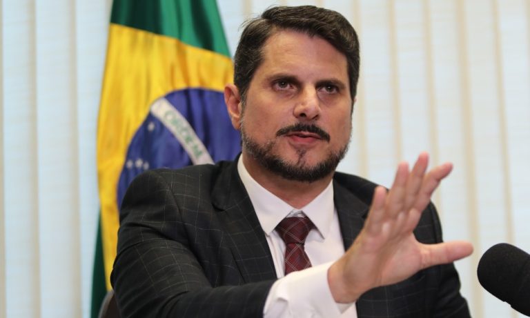 Senador Marcos do Val tira licença do mandato por um mês