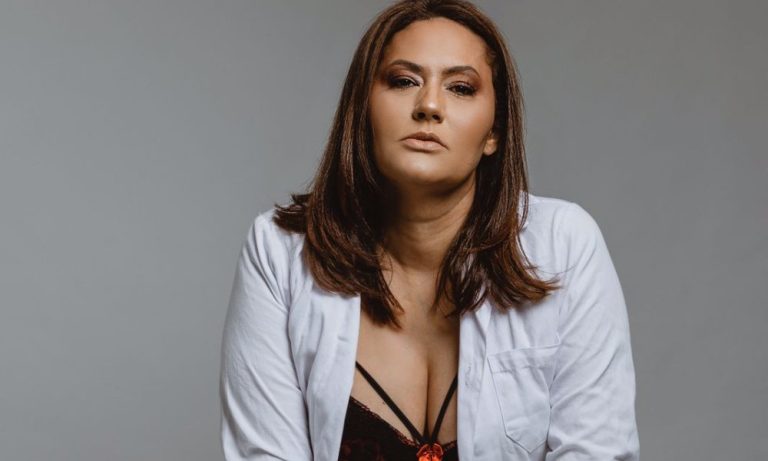 “Seria injusto eu ser demitida”, diz professora sobre venda de fotos sensuais