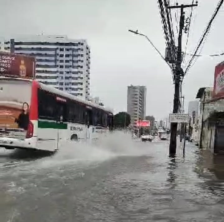 Uma quarta-feira chuvosa de caos no Grande Recife e Zona da Mata
