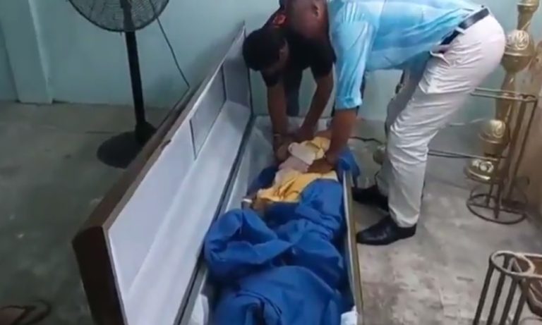 VÍDEO: Idosa ‘morta’ acorda dentro de caixão durante velório no Equador