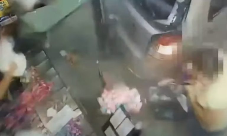 VÍDEO | Motorista perde direção, invade padaria e quase atropela clientes em MG