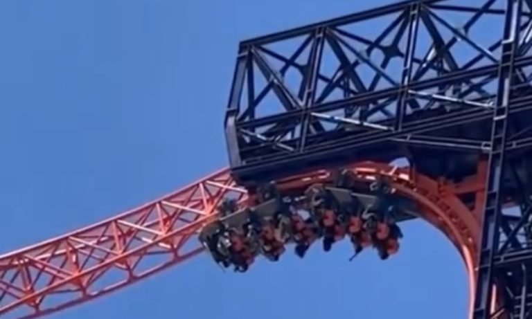 VÍDEO | Turistas ficam presos de cabeça para baixo em montanha-russa