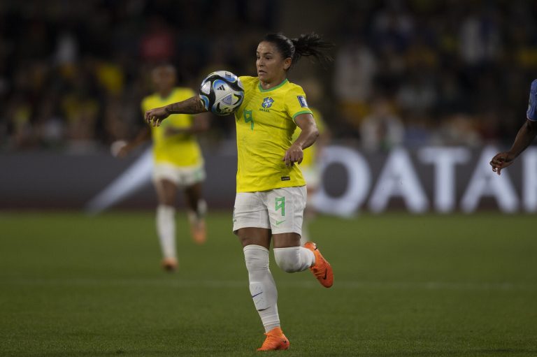 ANÁLISE: Brasil perde para própria falta de confiança e se complica no Mundial