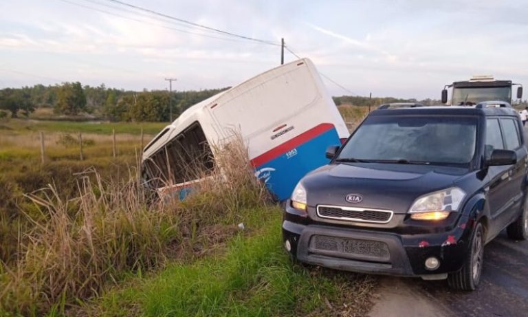 Acidente com ônibus em rodovia deixa um morto e dois feridos no ES