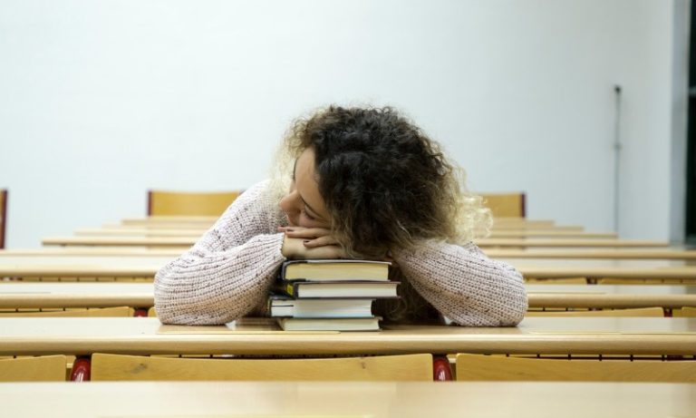 Acordar cedo para ir a aula prejudica desempenho e memória de estudantes