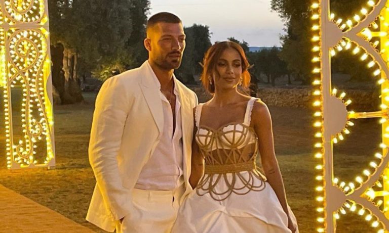 Anitta chega de mãos dadas com ator de ‘365 Dias’ em desfile na Itália