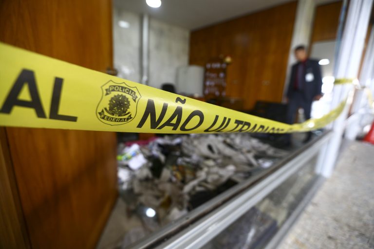 Ataques em Brasília deixam prejuízo de pelo menos R$ 20 milhões