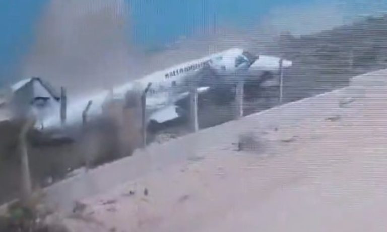 Avião com 34 ocupantes derrapa em pista e se despedaça na Somália