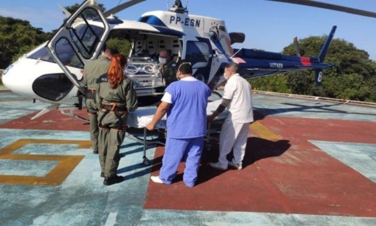 Bebê nasce com 910 gramas e é transferido de helicóptero para hospital no ES