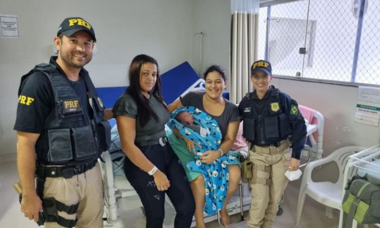 Bebê nasce em rodovia com ajuda da PRF
