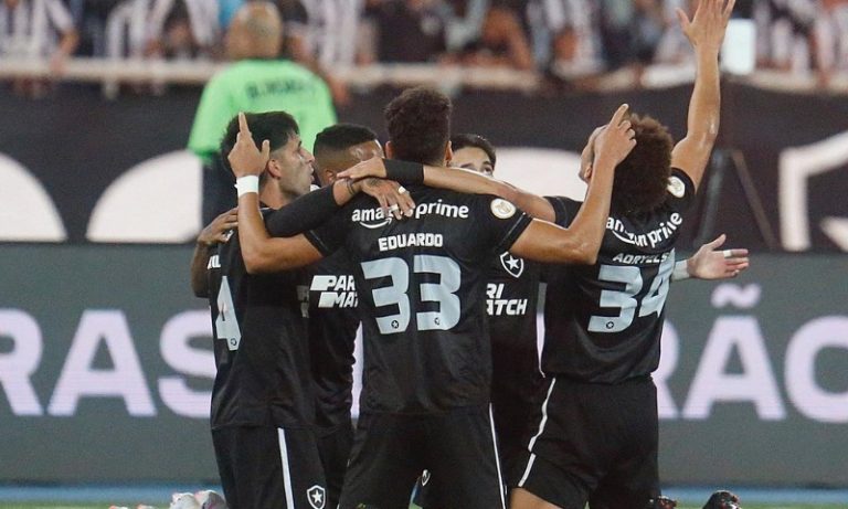 Botafogo faz dois em 3 minutos, empata com Santos e abre 11 pontos na ponta