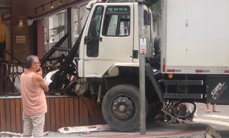Caminhão invade padaria após colisão com carro em Itapuã