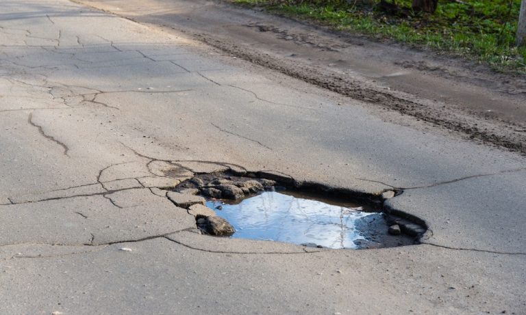 Casal do ES vai receber indenização por acidente causado por buraco em rodovia