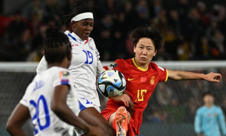 China supera expulsão e vence o Haiti com um gol de pênalti