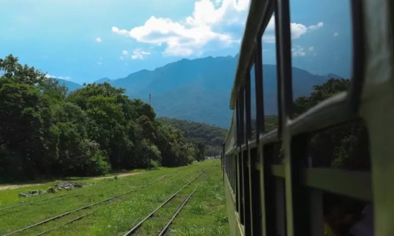 Ciclone: trem com quase mil passageiros fica oito horas preso no PR