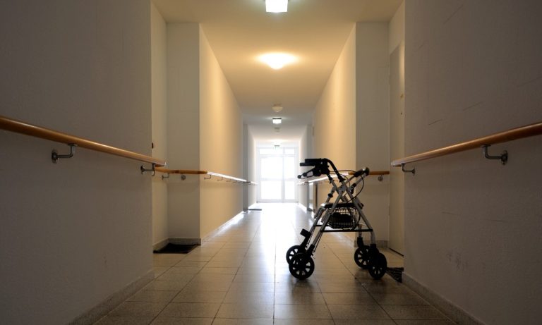 Clínica de idosos é interditada por suspeita de maus-tratos e cárcere privado