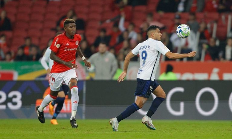 Com um a menos, Cruzeiro segura pressão e empata com o Inter no Beira-Rio