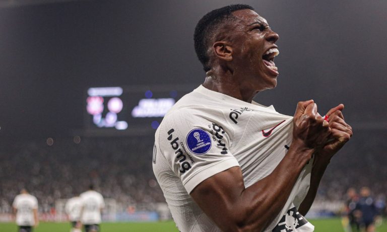 Corinthians aproveita expulsão, bate Universitario e fica perto das oitavas
