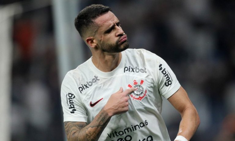 Corinthians vence São Paulo e larga na frente na semifinal da Copa do Brasil
