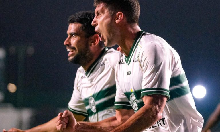 Coritiba bate o Goiás, desencanta no Brasileiro e ajuda o Corinthians