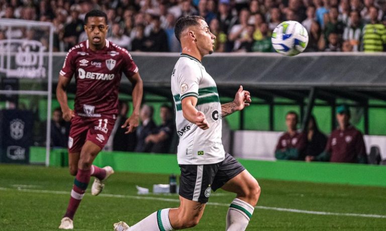 Coritiba surpreende o Fluminense e fica perto de deixar zona de rebaixamento no