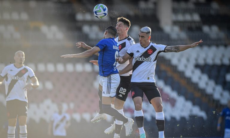 Cruzeiro vence em São Januário e amplia a crise no Vasco