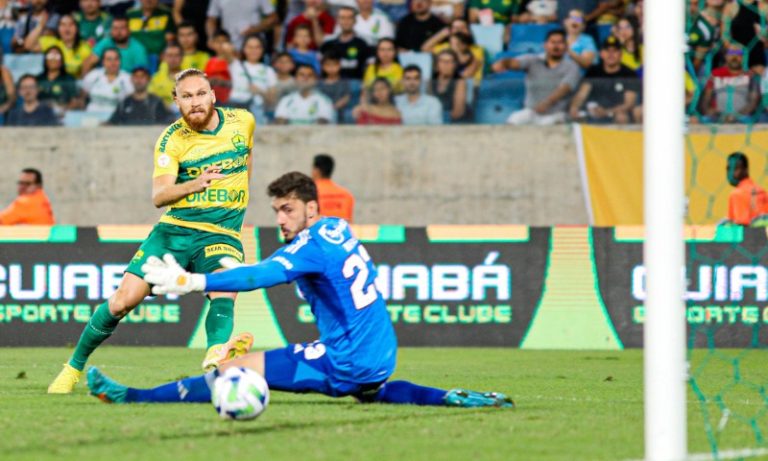Cuiabá bate São Paulo em jogo com pênaltis marcados após intervenção do VAR