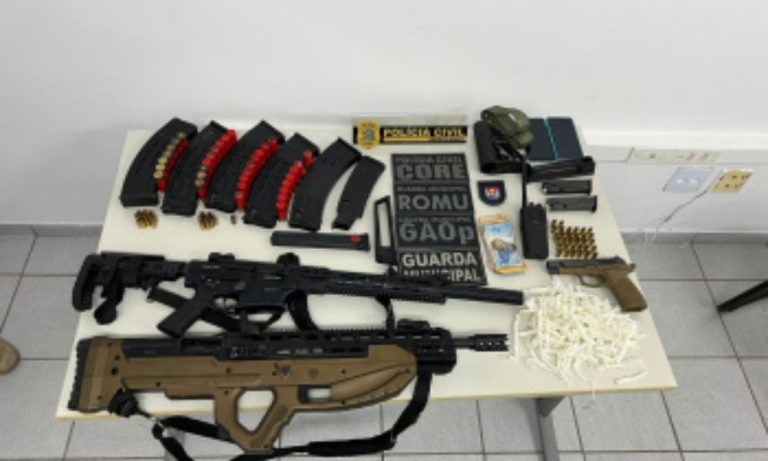 Duas espingardas e uma pistola apreendidas durante operação em morro de Vitória