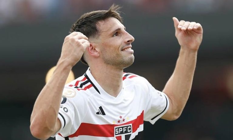 Embalado, São Paulo goleia o Santos com dois de Calleri e um de Pato