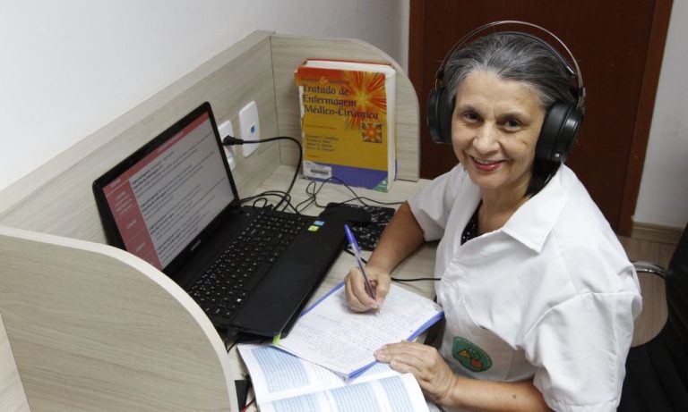 Enfermeira começou a estudar aos 50 e foi aprovada três vezes