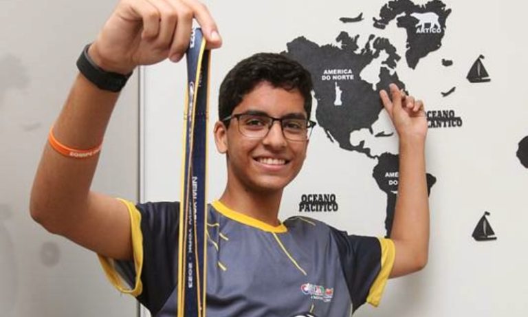 Estudante do ES de 17 anos tem coleção de 48 prêmios