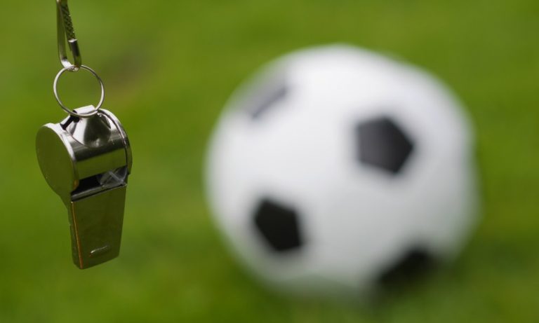 Ex-árbitros criticam juiz do Fla-Flu por dependência do VAR em polêmicas