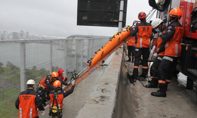 FOTOS | Bombeiros simulam resgate de ciclistas feridos na Terceira Ponte
