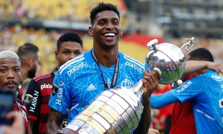 Flamengo acerta empréstimo do goleiro Hugo Souza ao Chaves, de Portugal